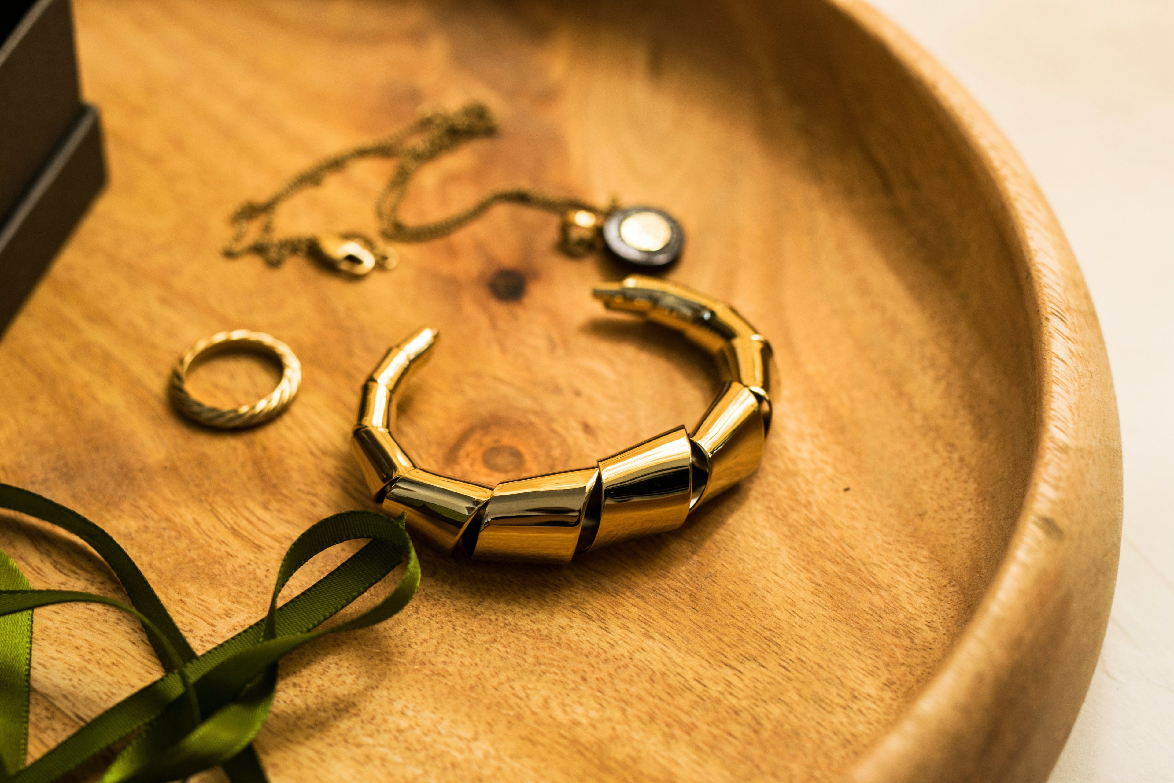 Smycken för dam och herr – stilguide för att matcha halsband, armband och ringar
