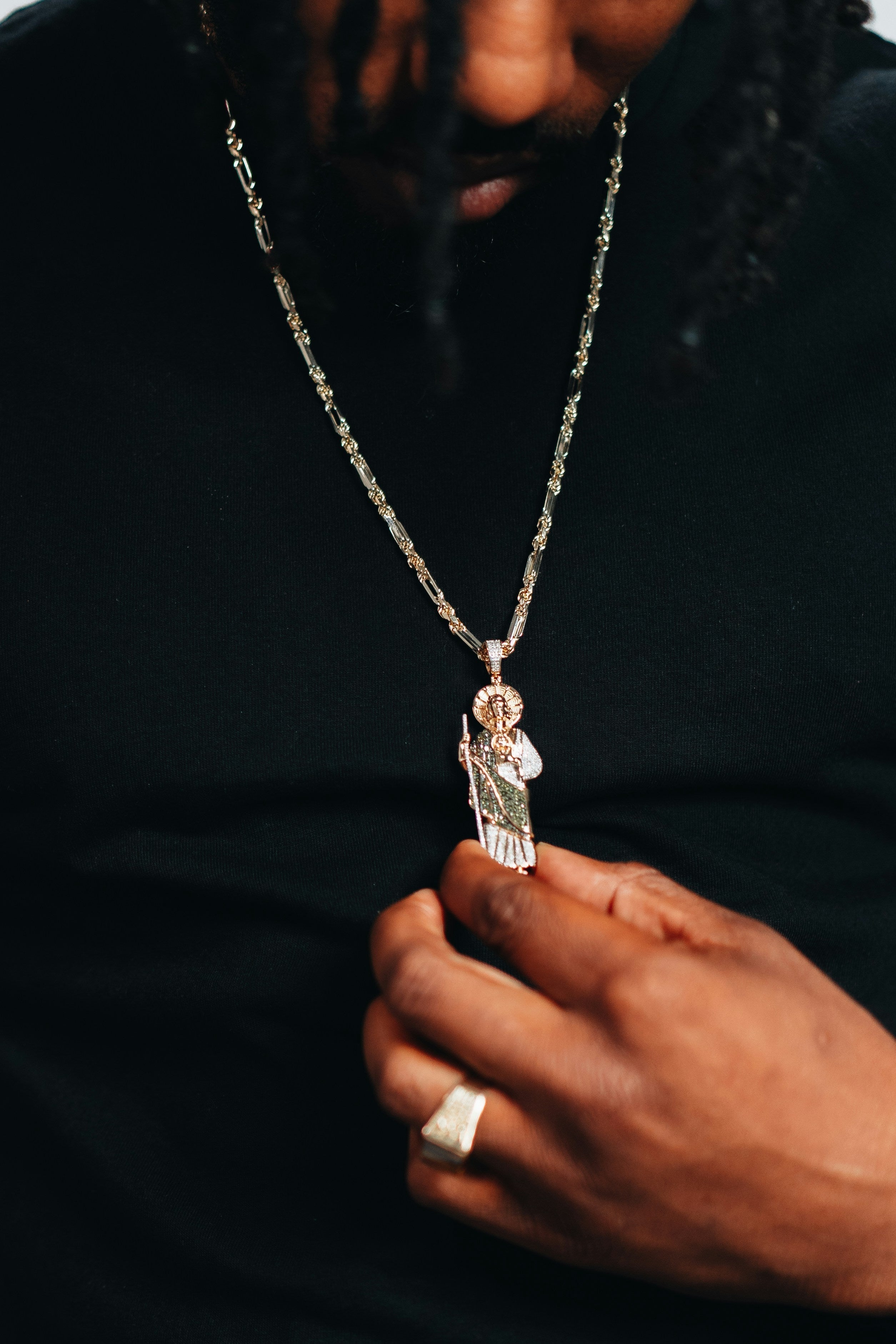 Smycken för män – armband, ringar och halsband för en stilren herrook