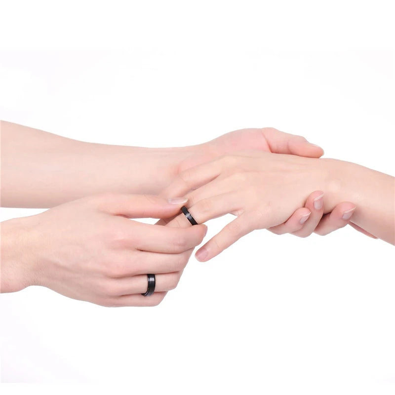 Titanring Unisex – Borstad Svart/Vit Vigselring (4–10 mm)