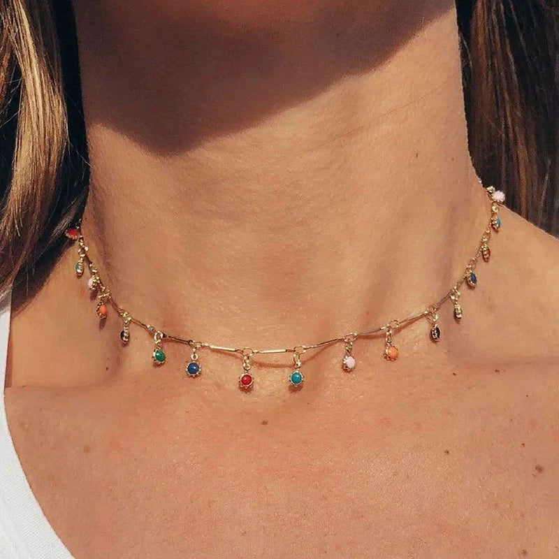 Färgglatt choker halsband med tofs – trendigt damsmycke