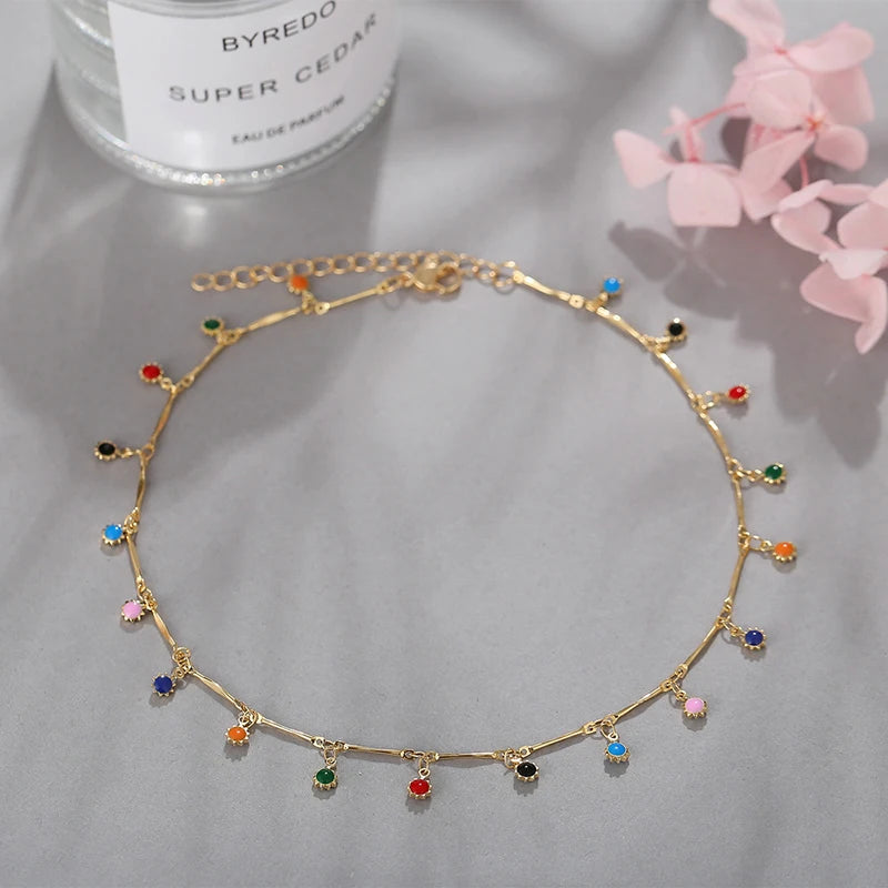 Färgglatt choker halsband med tofs – trendigt damsmycke