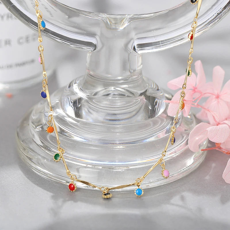 Färgglatt choker halsband med tofs – trendigt damsmycke