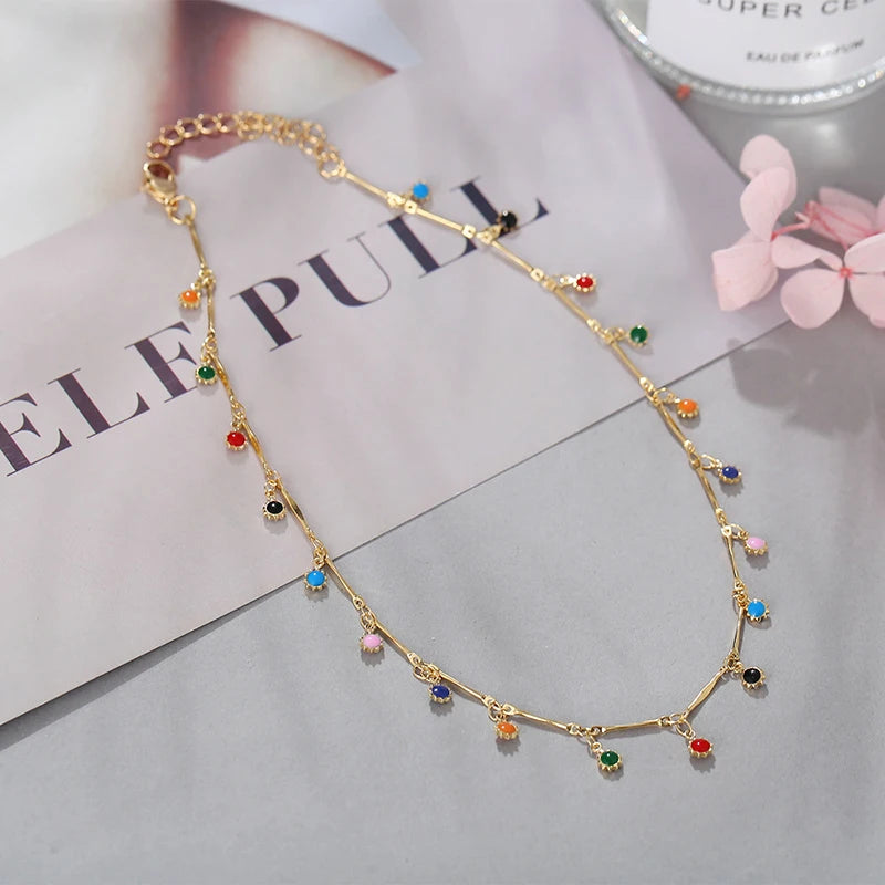 Färgglatt choker halsband med tofs – trendigt damsmycke