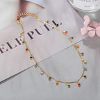 Färgglatt choker halsband med tofs – trendigt damsmycke