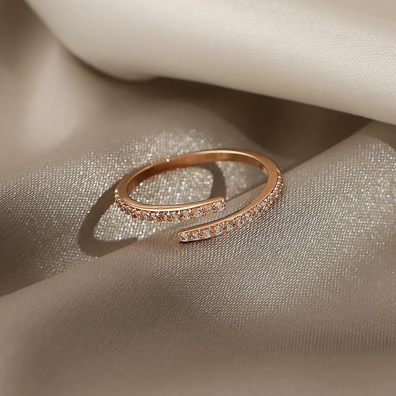 Minimalistiska ringar i roséguld – geometriskt ringset för kvinnor
