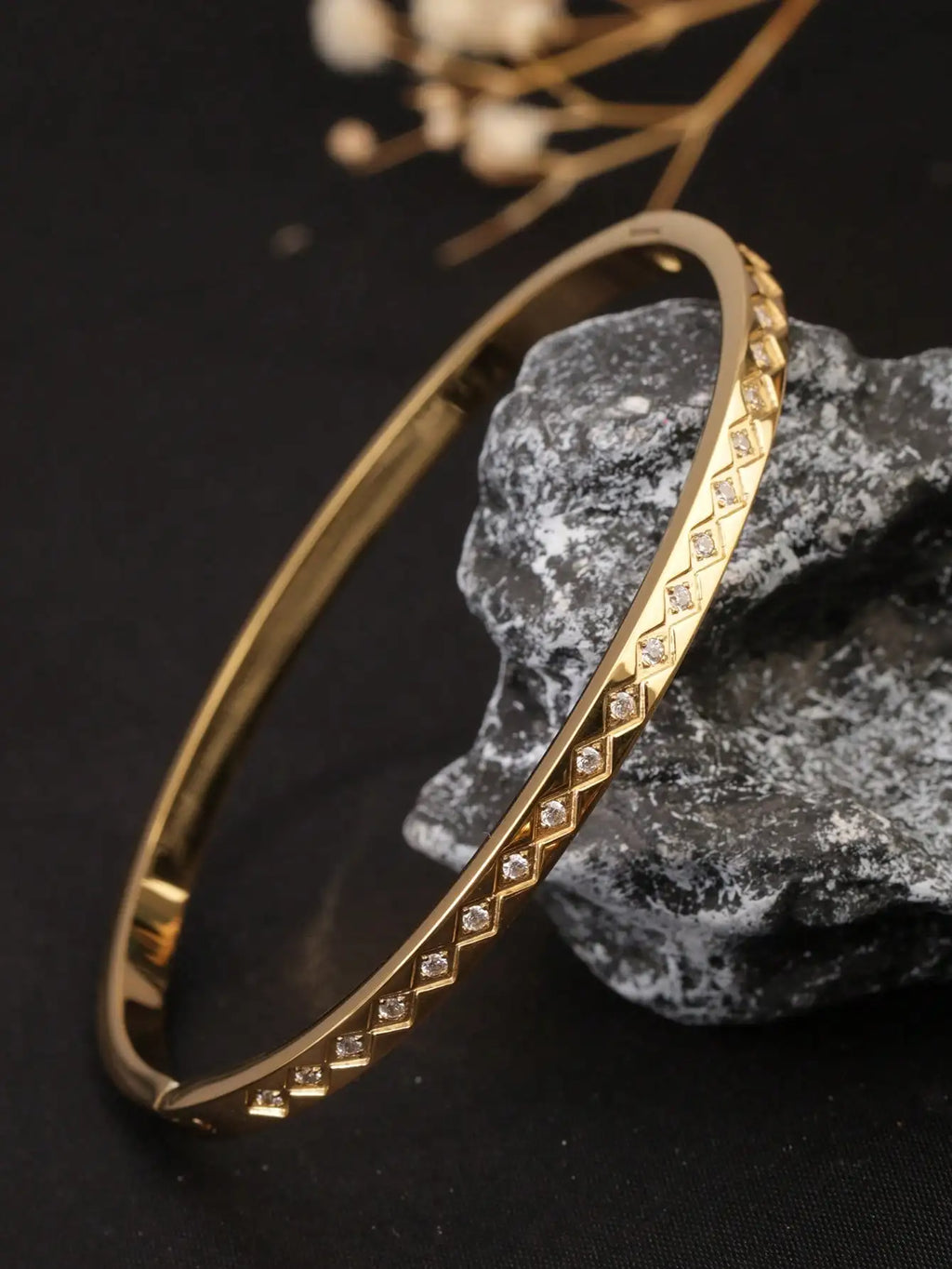 Guldfärgat armband i rostfritt stål med strass – geometrisk cuff design