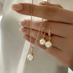Pärlsmyckeset dam med halsband och örhängen i guldfinish