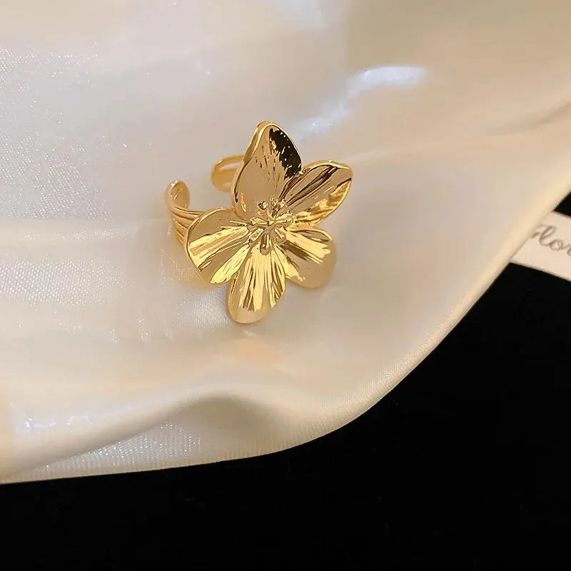 Ring dam – öppen ring med fjäril