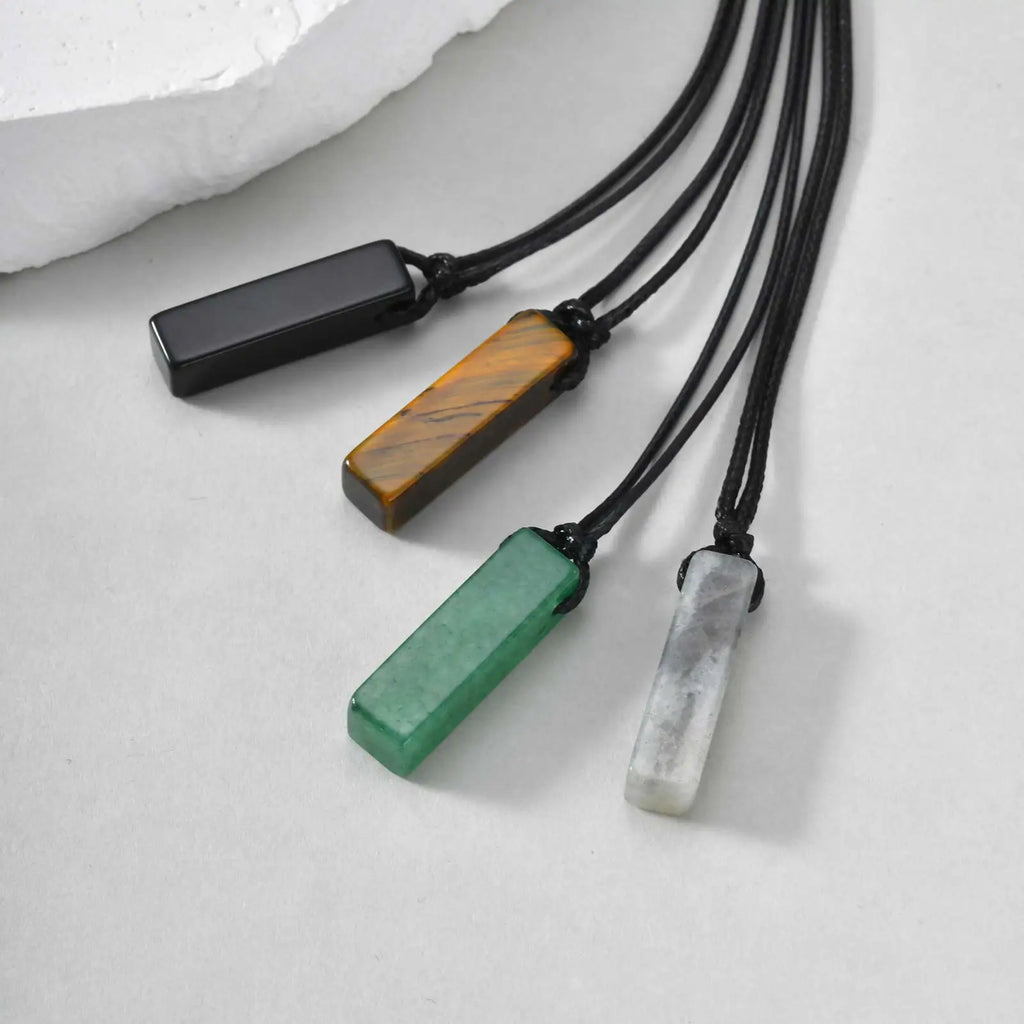 Stenhalsband med svart rep – justerbart