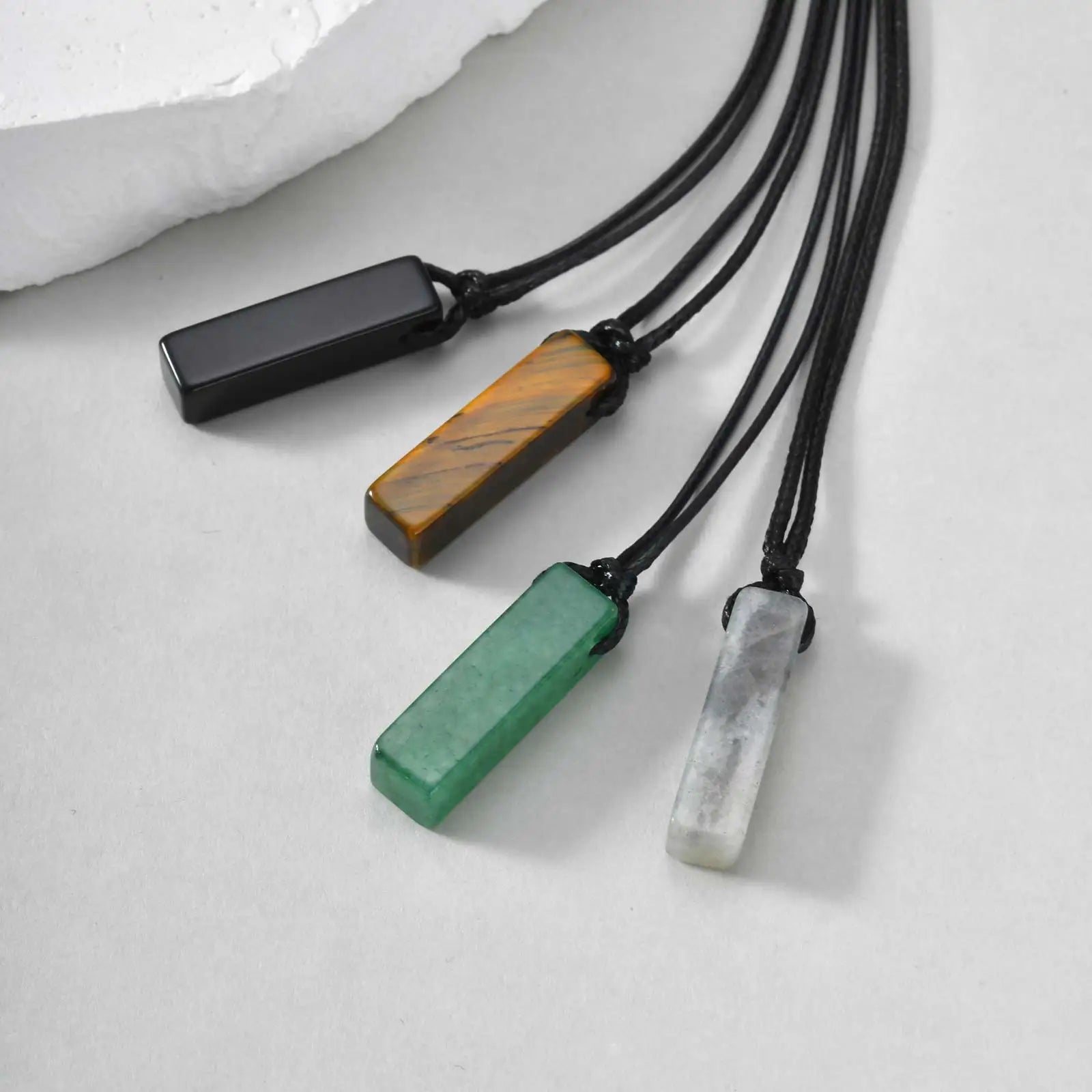 Stenhalsband med svart rep – justerbart
