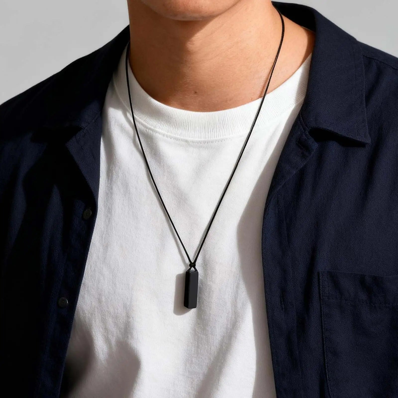 Stenhalsband med svart rep – justerbart