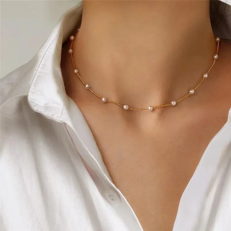 Halsband dam – flerlager halsband med hjärta i guldton