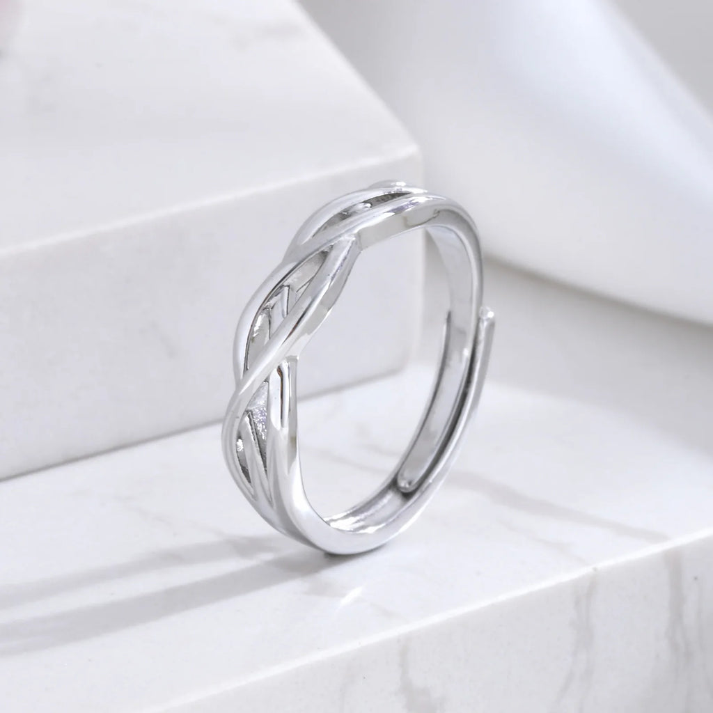 Tvinnad ring i silverfärg för dam – Justerbar och stilren design