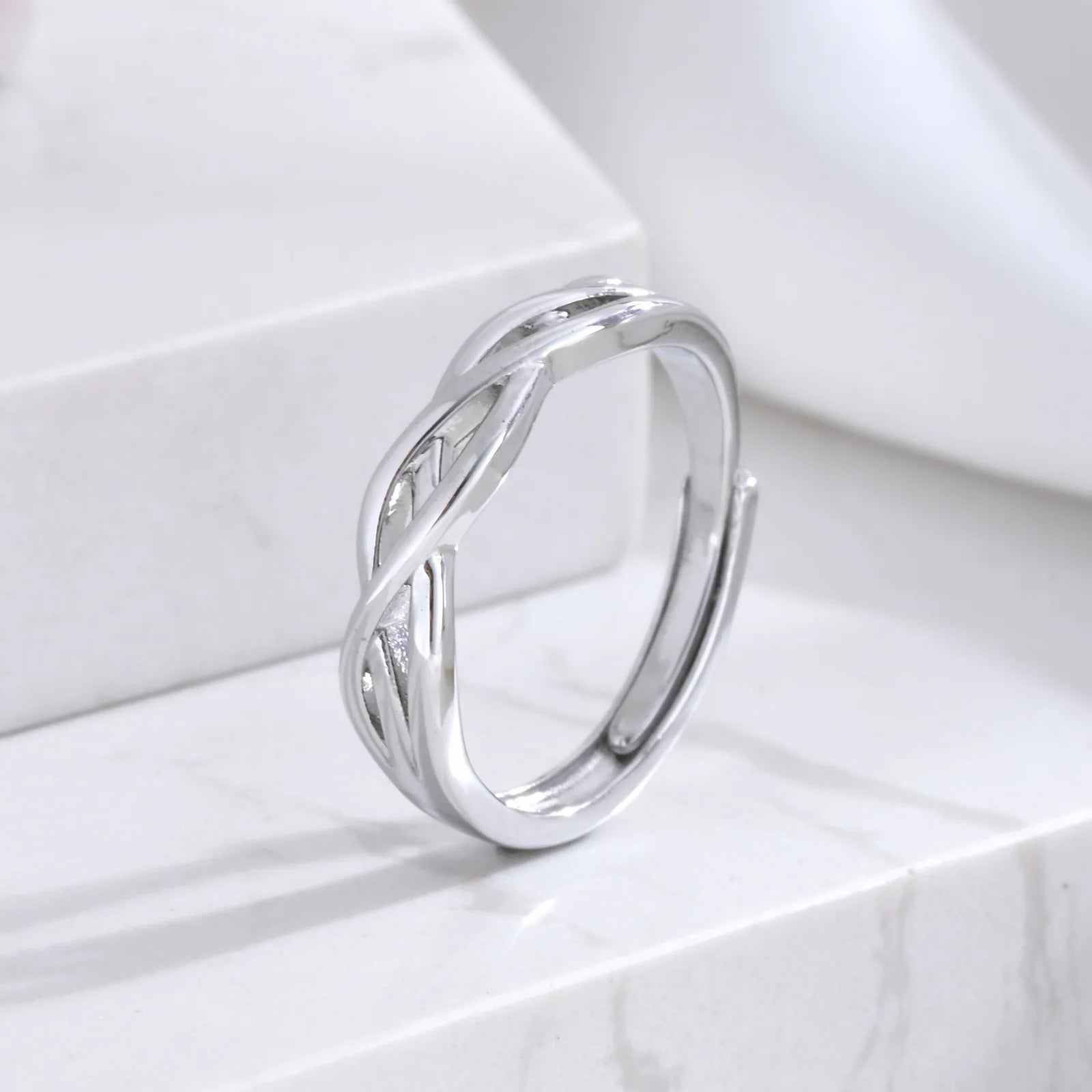 Tvinnad ring i silverfärg för dam – Justerbar och stilren design