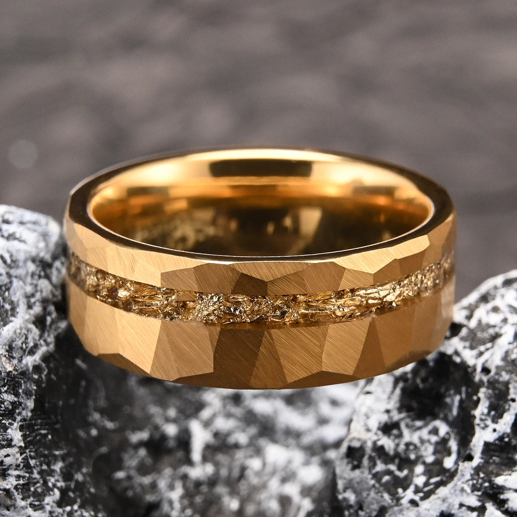Guldpläterad herrring i tungsten 8 mm – hamrad finish