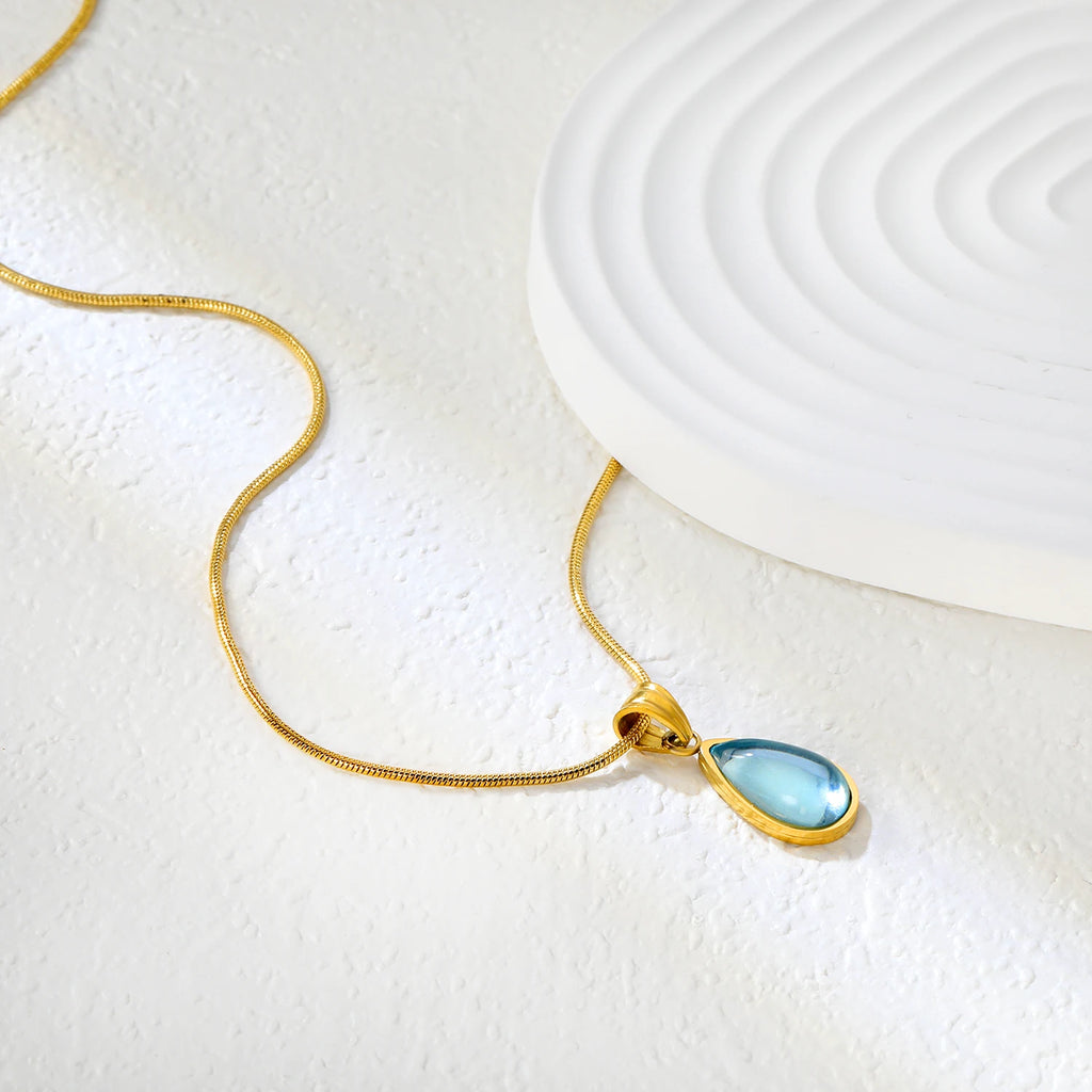 Halsband dam droppformat – minimalistiskt transparent hänge i stål