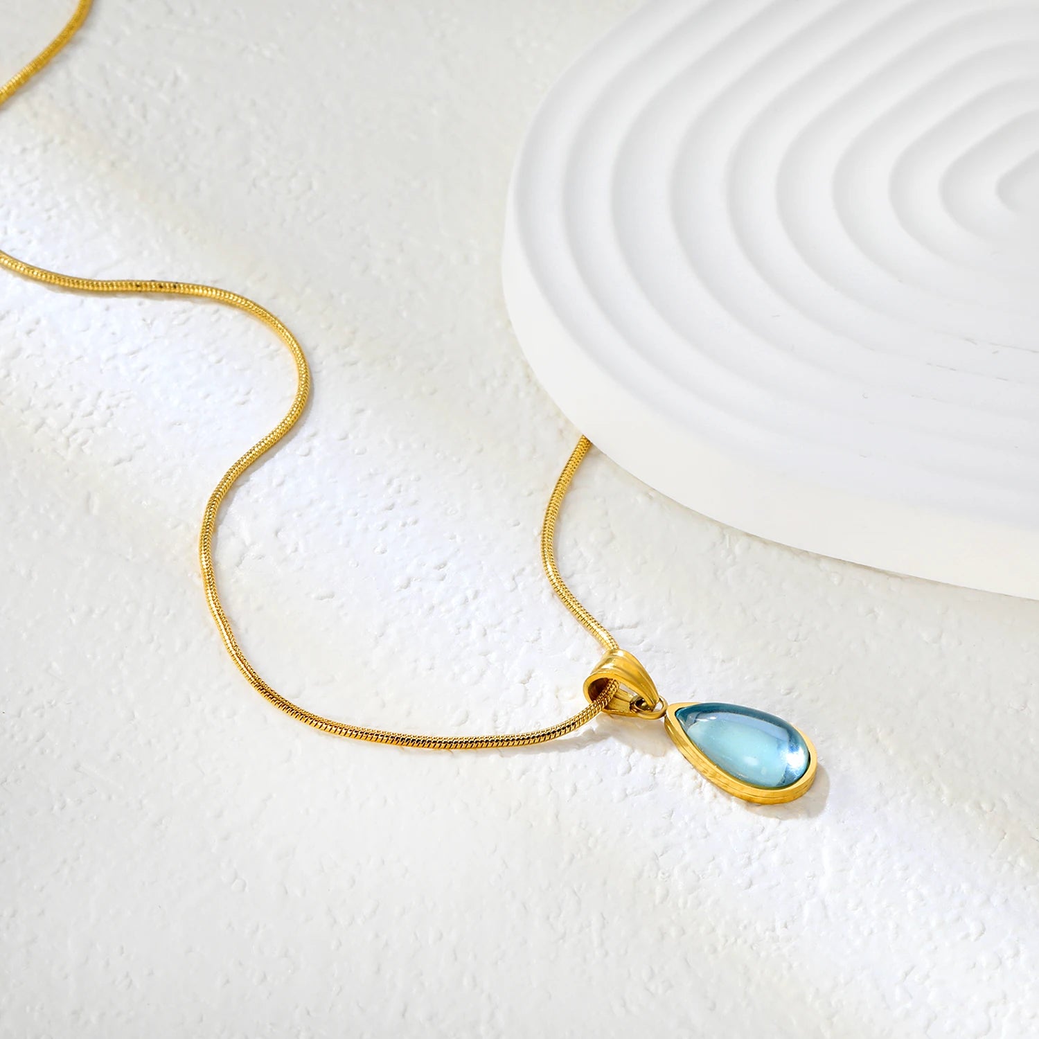 Halsband dam droppformat – minimalistiskt transparent hänge i stål