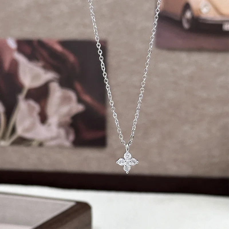 Lyckoklöver halsband i 925 sterling silver med guldplätering och CZ-blommor