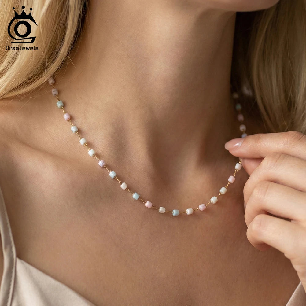 ORSA JEWELS damhalsband – fyrkantigt snäckskalshänge i 18K guldplätering