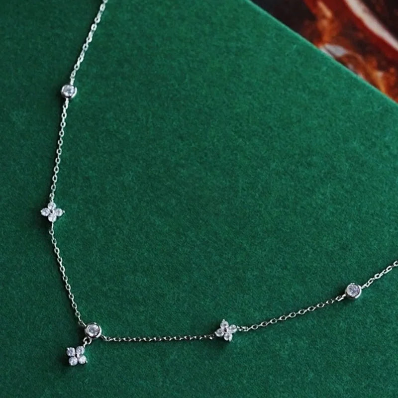 Lyckoklöver halsband i 925 sterling silver med guldplätering och CZ-blommor