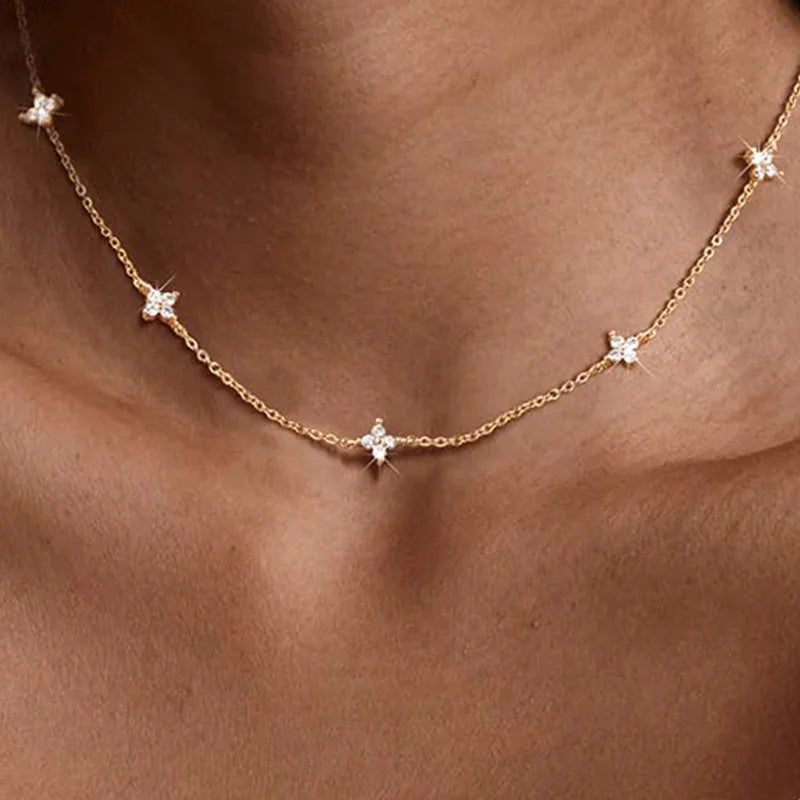 Lyckoklöver halsband i 925 sterling silver med guldplätering och CZ-blommor