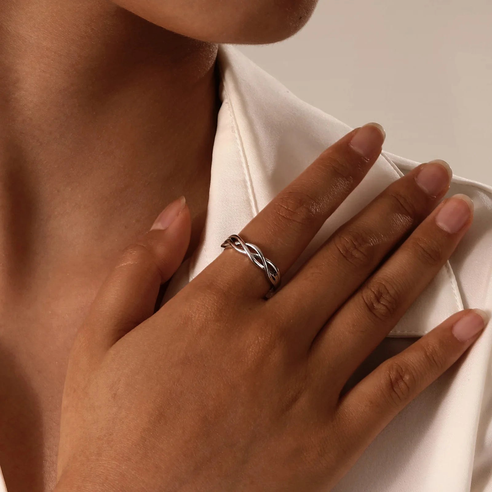 Tvinnad ring i silverfärg för dam – Justerbar och stilren design