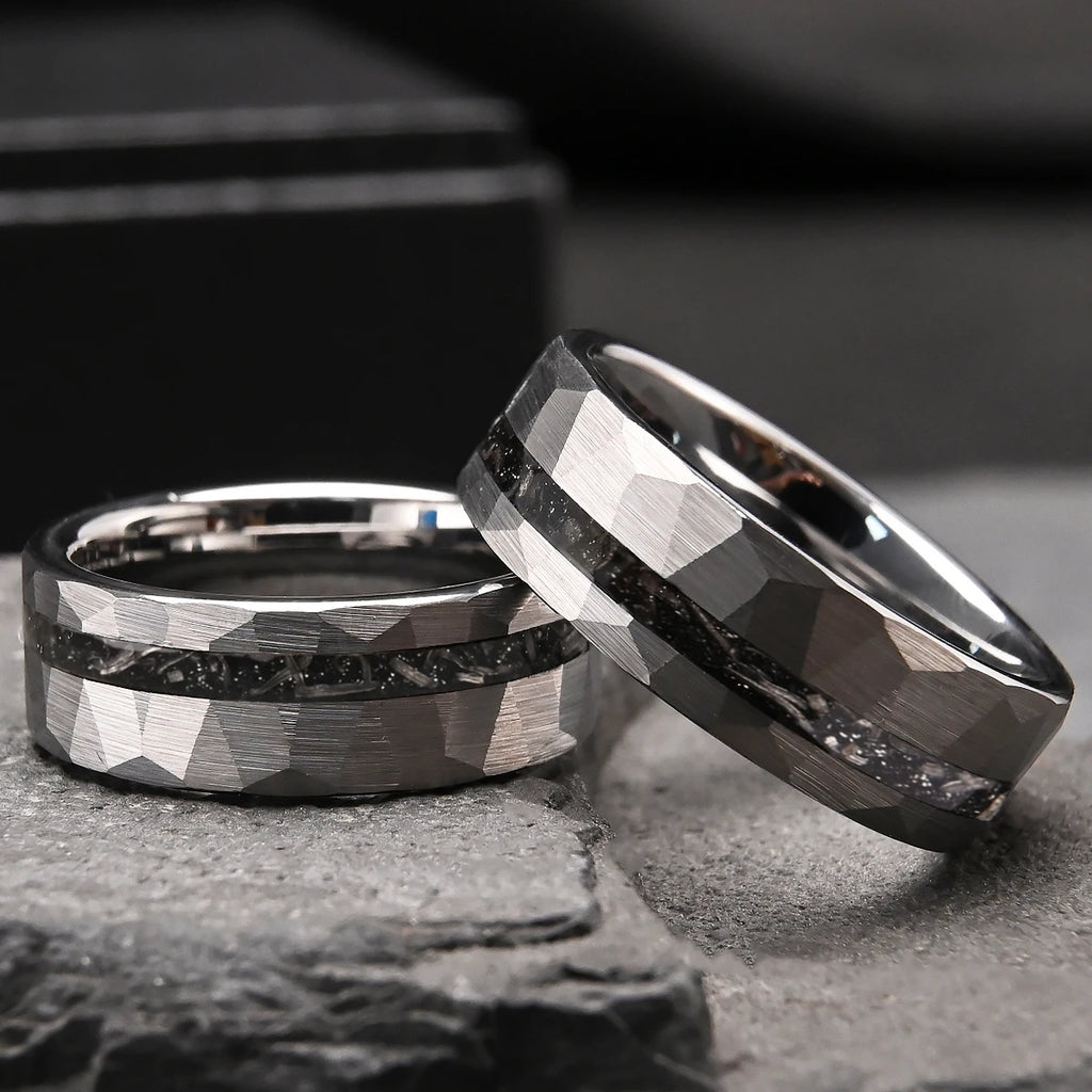 Herrring i tungsten 8 mm med hamrad finish och meteoritdetalj
