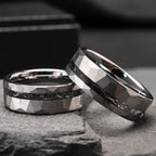 Herrring i tungsten 8 mm med hamrad finish och meteoritdetalj