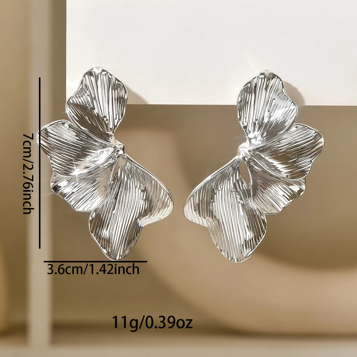 Örhängen dam – ginkgo blad studs i guldton