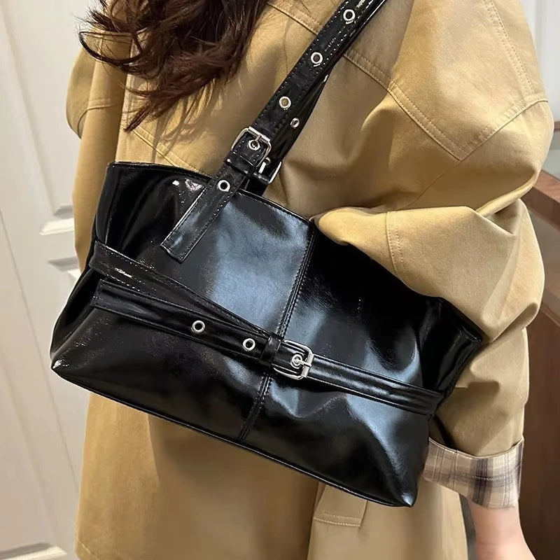 Damväska Suede Tote – stilren bucket bag med spänndetalj