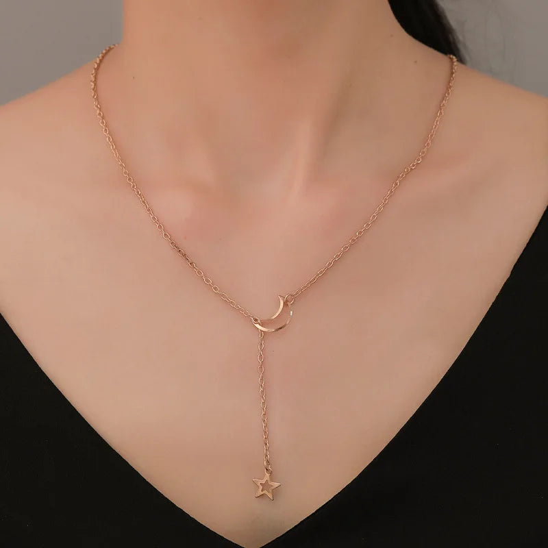 Guldpläterat choker halsband med måne och stjärna