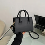 Stor damväska i PU med klassisk design och crossbody-funktion