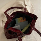 Damväska Suede Tote – stilren bucket bag med spänndetalj