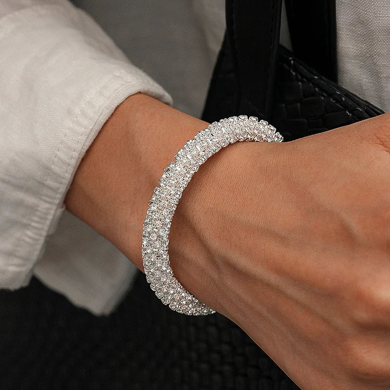 LOVBEAFAS öppet cuffarmband med kristaller – guld