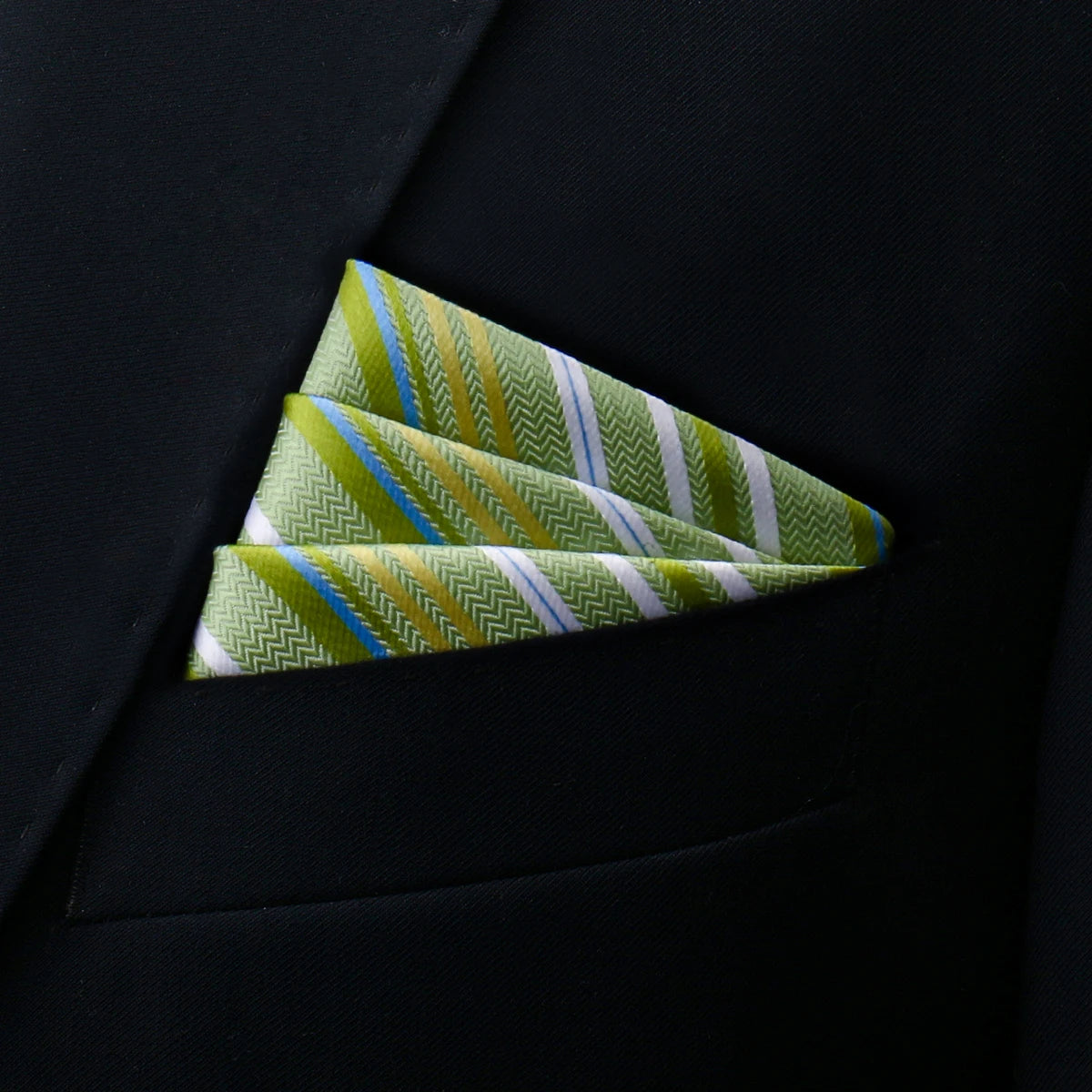 Bröstnäsduk i polyester – Finns i flera färger & mönster