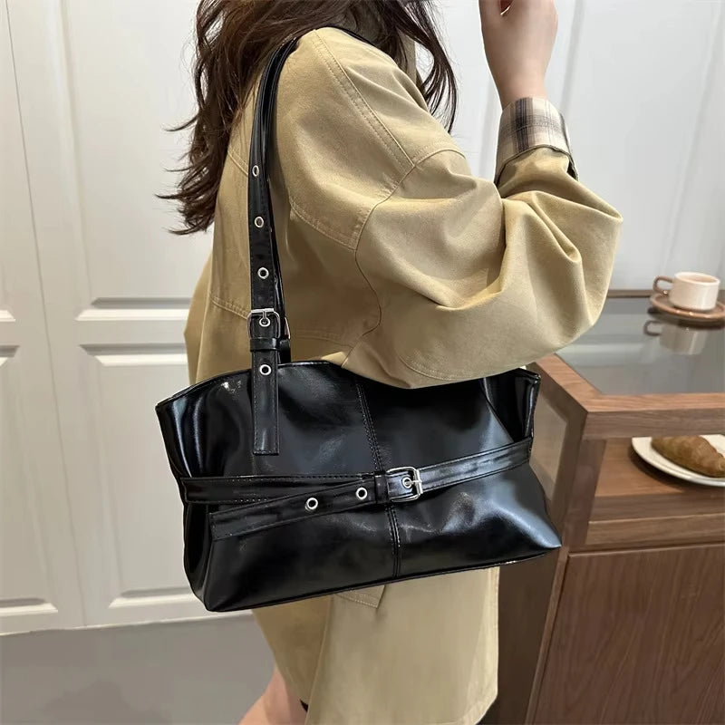 Damväska Suede Tote – stilren bucket bag med spänndetalj