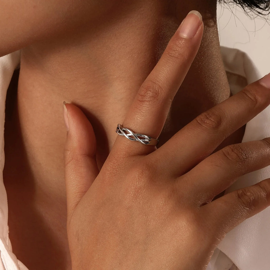 Tvinnad ring i silverfärg för dam – Justerbar och stilren design