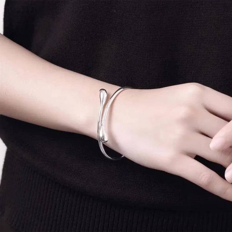 Armband i sterling silver med vattendroppe – Elegant och justerbart damsmycke