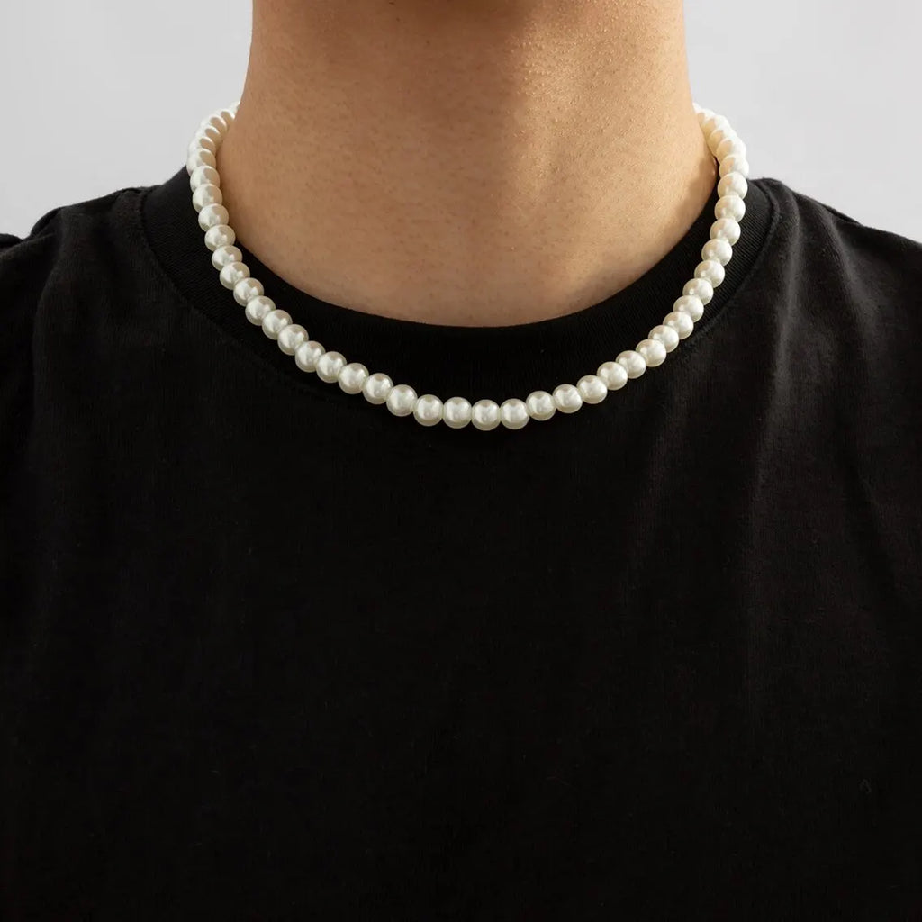 Pärlhalsband för herr – trendigt halsband med vita imitationpärlor