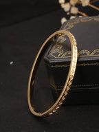 Guldfärgat armband i rostfritt stål med strass – geometrisk cuff design