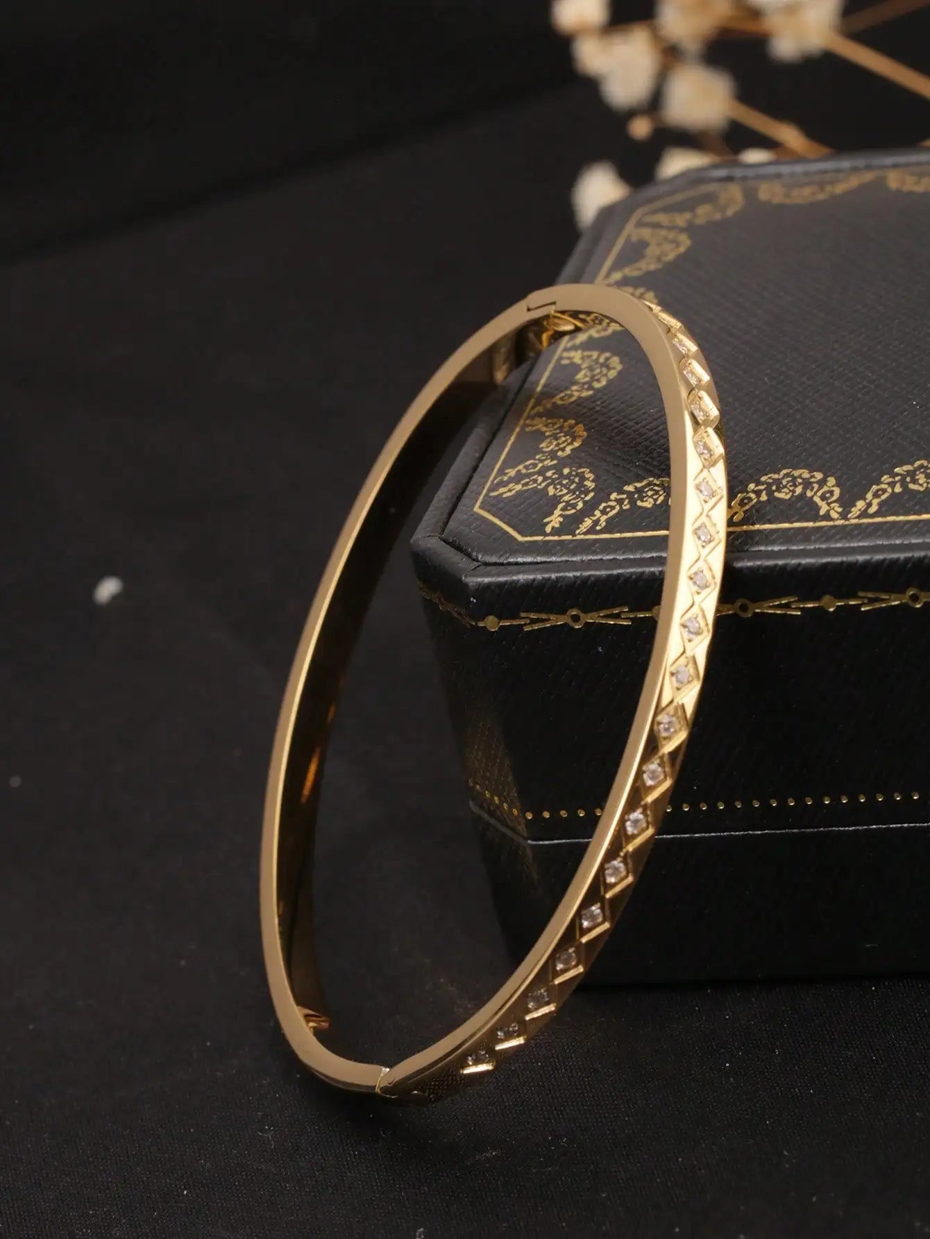 Guldfärgat armband i rostfritt stål med strass – geometrisk cuff design