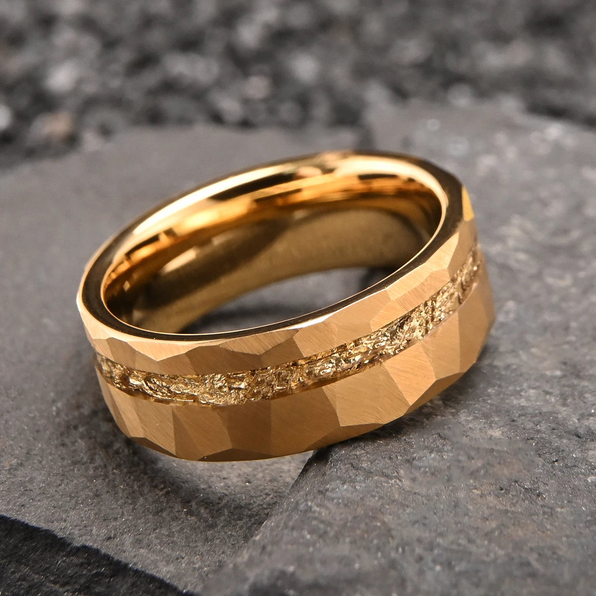 Guldpläterad herrring i tungsten 8 mm – hamrad finish