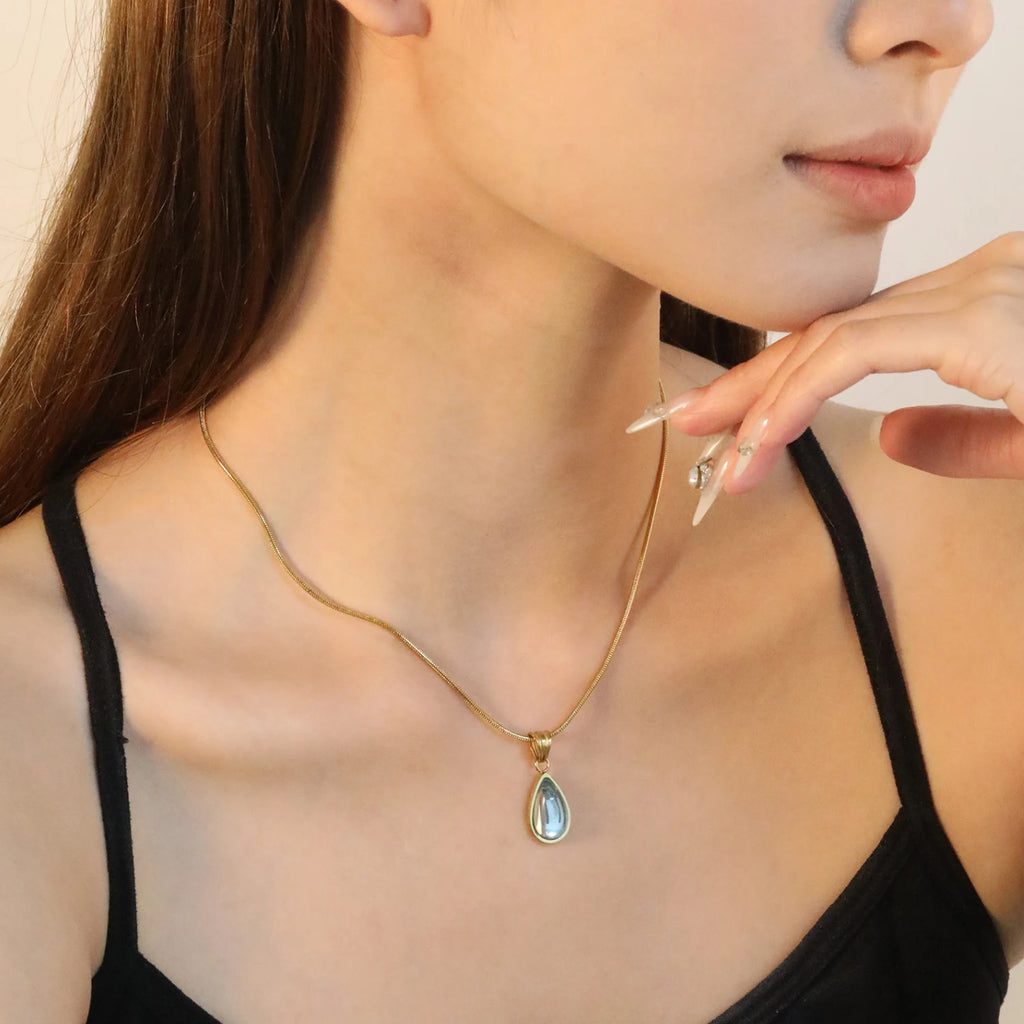 Halsband dam droppformat – minimalistiskt transparent hänge i stål