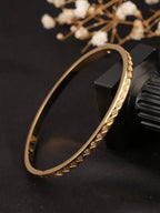 Guldfärgat armband i rostfritt stål med strass – geometrisk cuff design