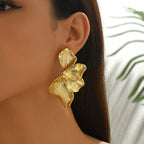 Örhängen dam – ginkgo blad studs i guldton