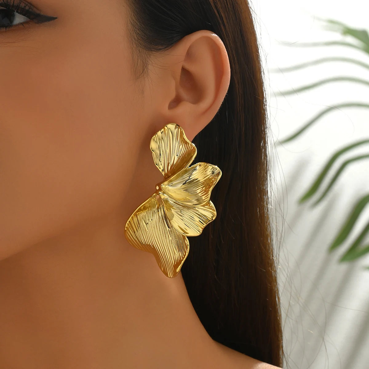 Örhängen dam – ginkgo blad studs i guldton