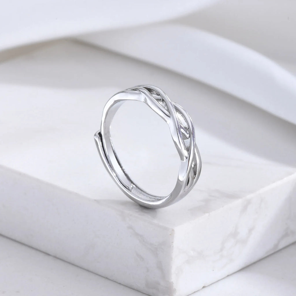 Tvinnad ring i silverfärg för dam – Justerbar och stilren design