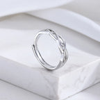 Tvinnad ring i silverfärg för dam – Justerbar och stilren design