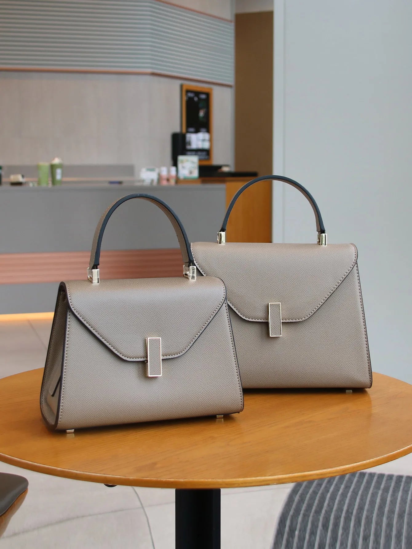 Damhandväska i läder med palmprint – boxformad Kelly‑inspirerad väska