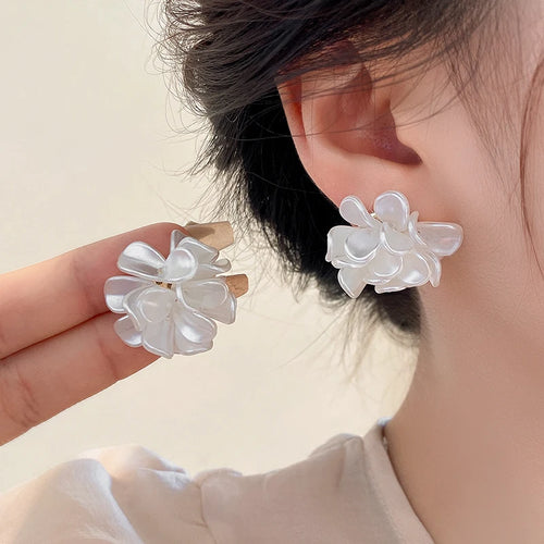 Blomformade örhängen – Vita blommor i akryl